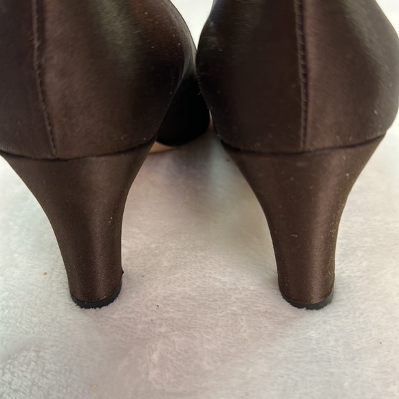 Vaneli Deep Chocolate w/Cutout Around Rhinestone Bow 2.5” Kitten Heel Pump S 6.5 - Picture 7 of 10